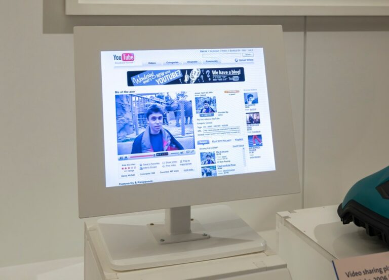 Labubus et YouTube Vintage : Découvrez l'Expo V&A!