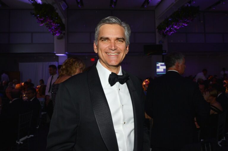 Ex-CEO de Sotheby's Tad Smith parie sur Candy Digital