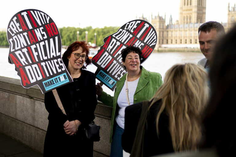 Le Royaume-Uni veut autoriser l'IA à utiliser des œuvres protégées