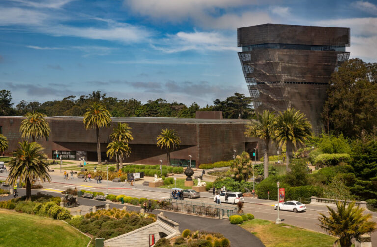 Musée De Young : Plainte Choc pour Harcèlement Sexuel