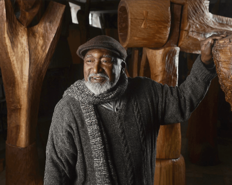 Thaddeus Mosley: Le Maître Sculpteur du Bois S'éteint