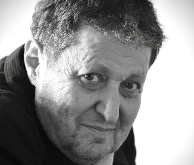 L'Artiste Israélien de la Biennale Défend sa Place