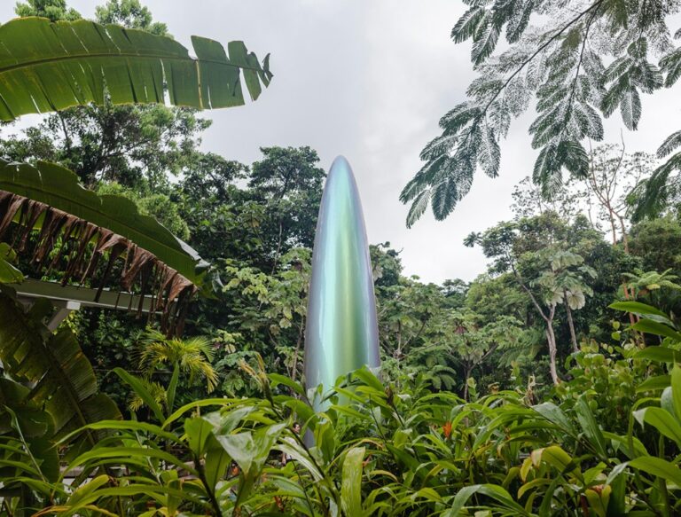 L'artiste des obélisques brillants envahit le monde