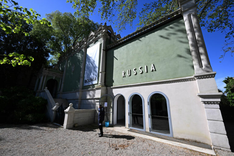 Le ministre italien examine le pavillon russe à Venise