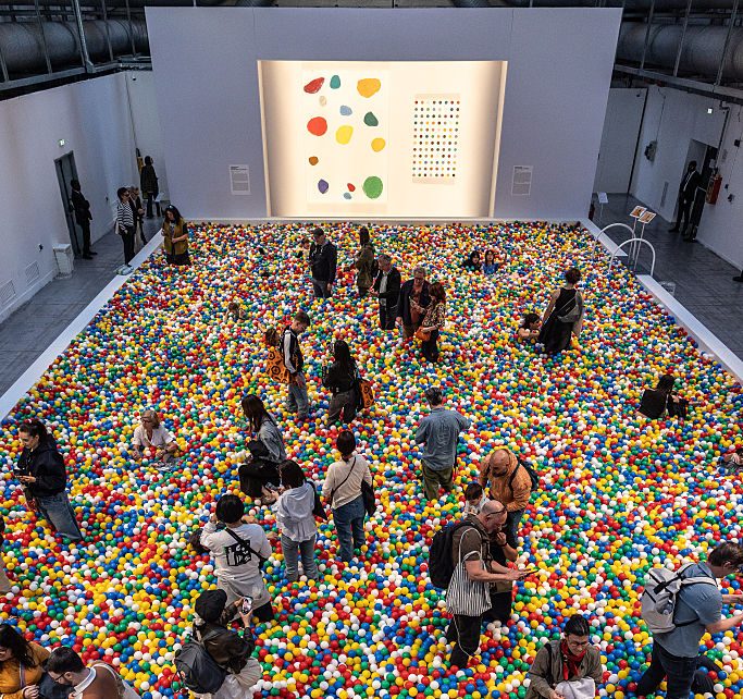 Quel lien entre Damien Hirst et ce McDo à Milan?