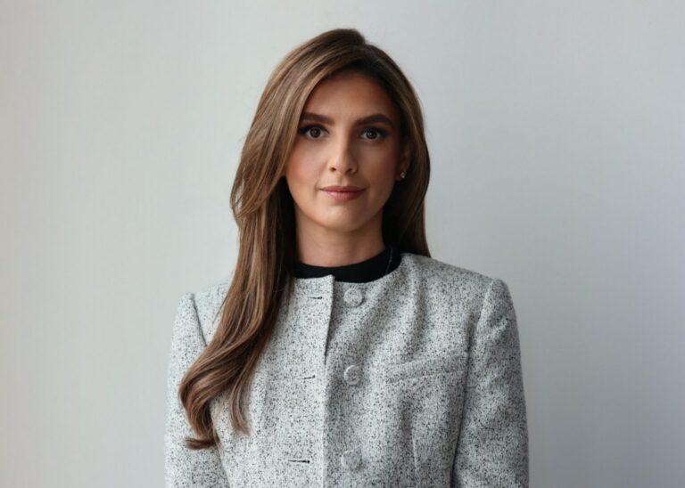 Un bijou de 400 ans réapparaît : secrets révélés !