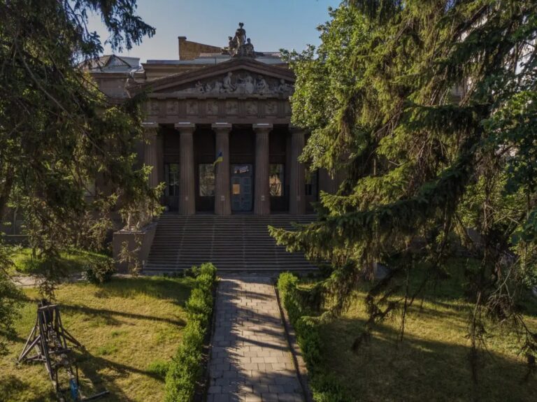 Attaque Russe: Musée d'Art de Kyiv Endommagé