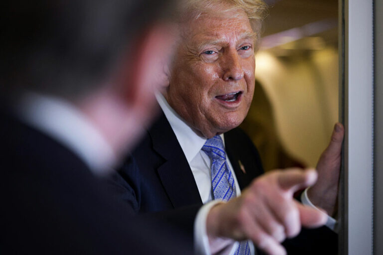Bibliothèque de Trump: Poursuite sur le transfert!