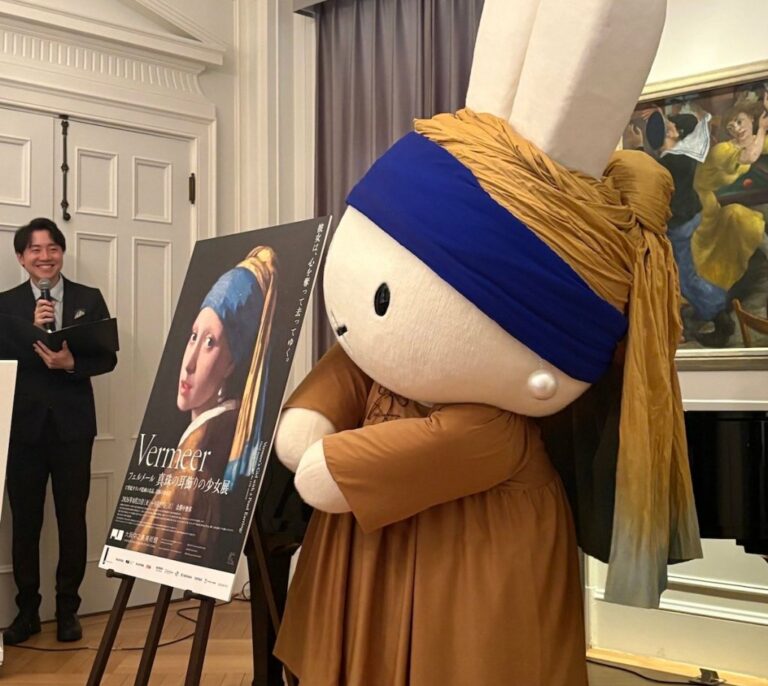 Cette Peluche Miffy Inspirée par Vermeer Est Virale!