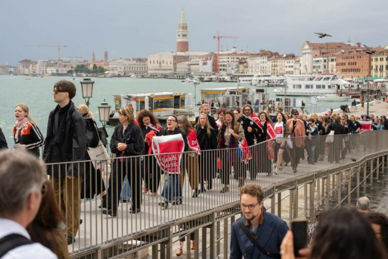 Défilé Pro-Ukraine: Pavillons Baltes à Venise