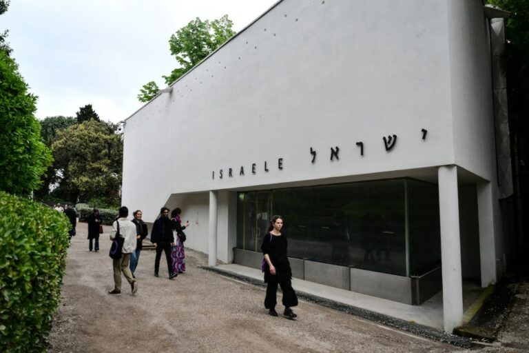 Pression sur la Biennale de Venise : Démission !