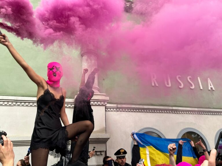 Pussy Riot & FEMEN: Protest Punk "Russie Tue!"