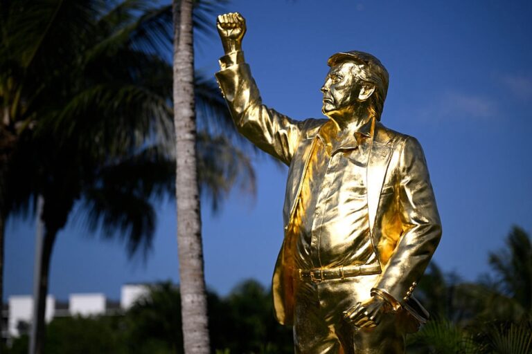 Statue d'Or de Trump à Doral : Conflit Crypto ?