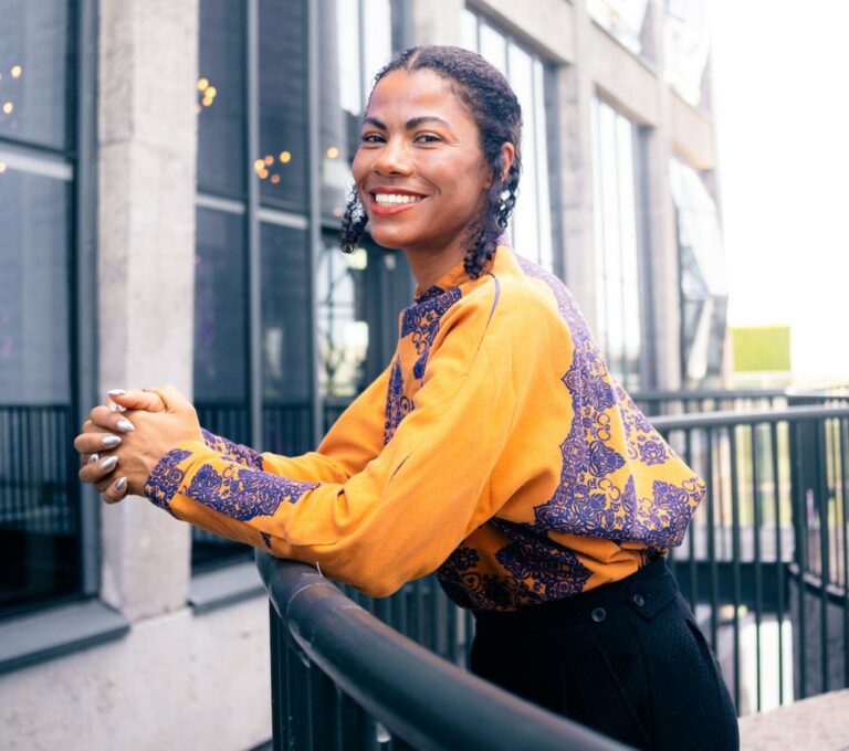 Zohra Opoku: Conteuse Tisserande en Pleine Évolution