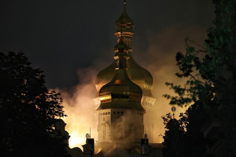 Cathédrale de Kyiv frappée, peinture vandalisée