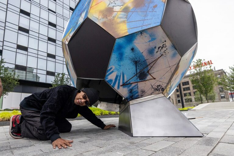 Coupe du Monde : Ballons d'Artistes Inondent NYC !