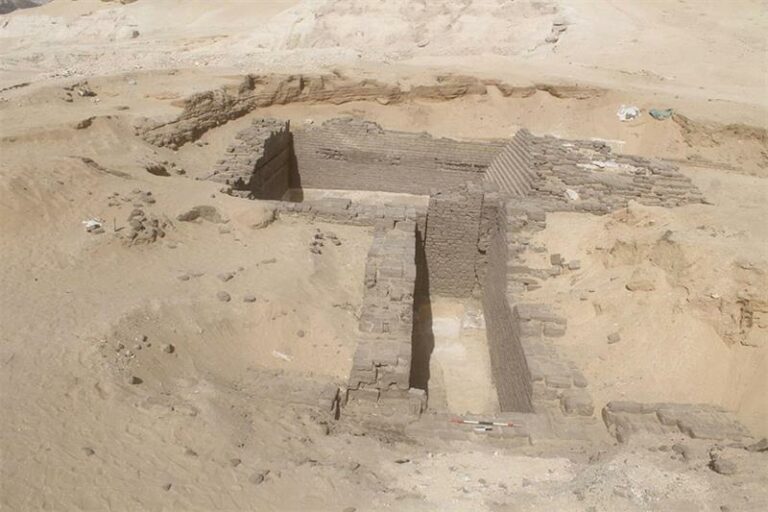 Découverte en Égypte : Premiers Tombeaux Pyramidaux ?