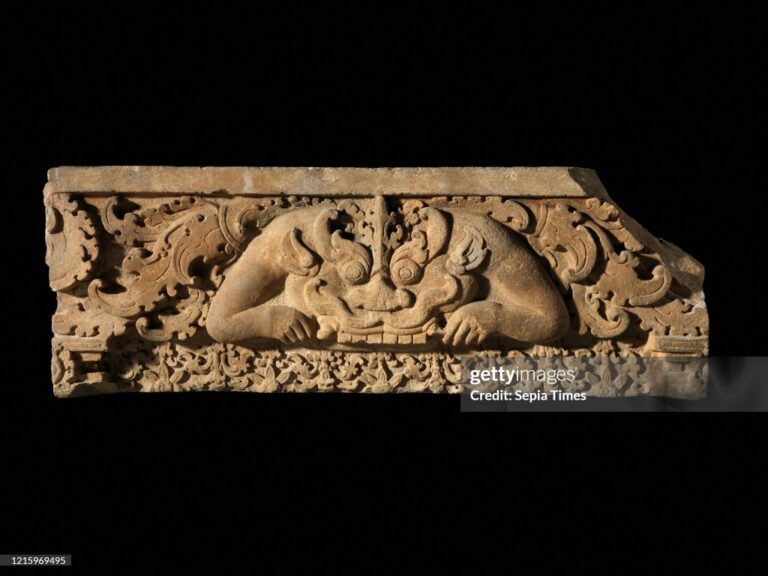 Deux Sculptures Khmères Rapatriées au Cambodge