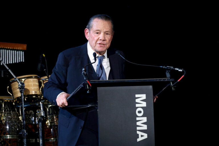 Julia Ormond menace Michael Ovitz avec mandat d'arrêt
