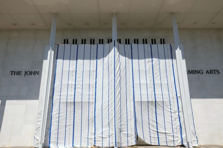 Pourquoi la façade reste-t-elle bâchée ?