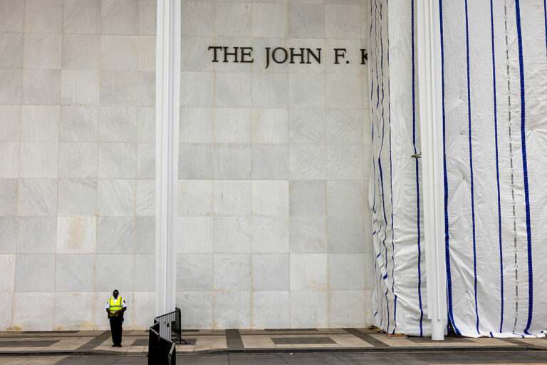 Trump sommé de s'expliquer sur la bâche au Kennedy Center