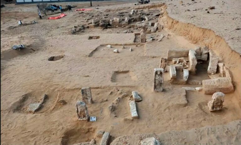 Découverte: Stèles Égyptiennes aux Figures Humaines