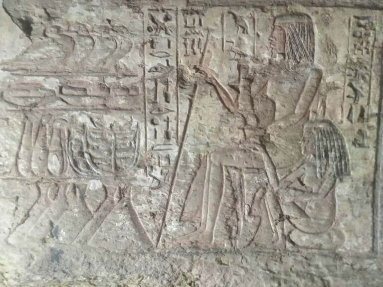 Découverte : Trois tombes royales à Saqqara !