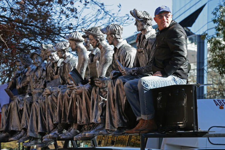 Scandale : Une Statue de Charlie Kirk Invendue!