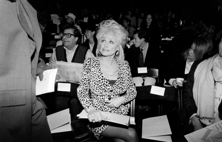 Découvrez l'Hommage à Dolly Parton par le Smithsonian