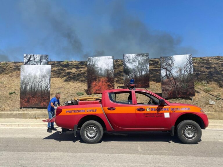 Expo Photo sur Incendies Menacée par le Feu en Sicile