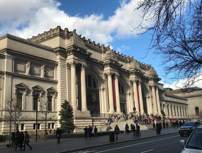 Musees Unis : IA Contre Faux et Nouveautes !