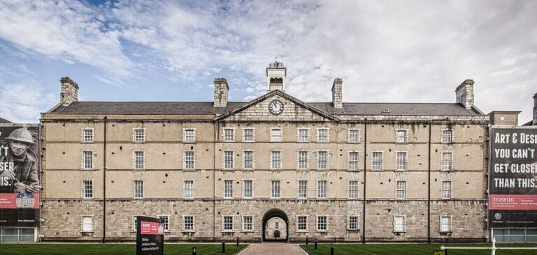 Un employé du musée irlandais arrêté pour explosifs!