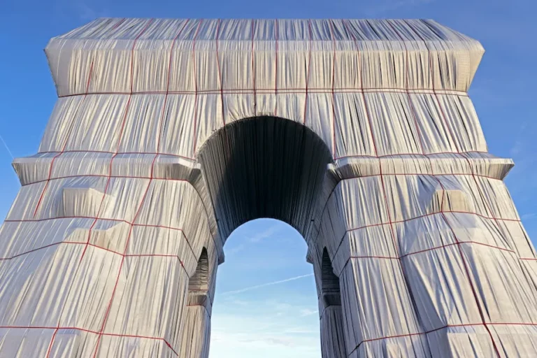 Lʼartiste contemporain Christo a enveloppé des monuments et des bâtiments entiers