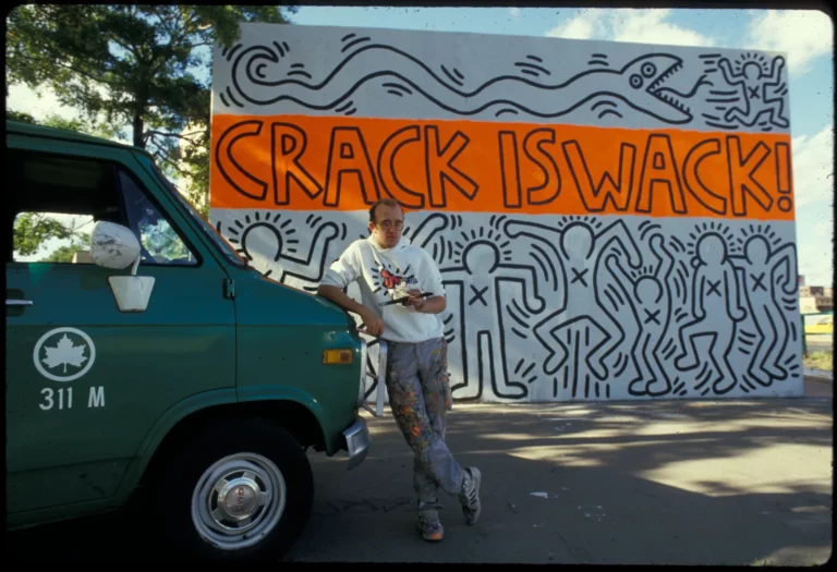 Keith Haring devant Crack is Wack