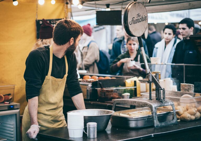 un homme sur son stand de street food.