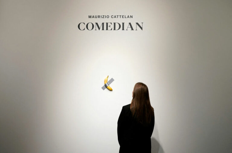 Le « Comédien » de Maurizio Cattelan et le battage médiatique aux enchères d’automne