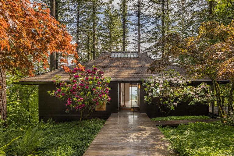 SHED fait revivre une maison moderne du milieu du siècle à Portland