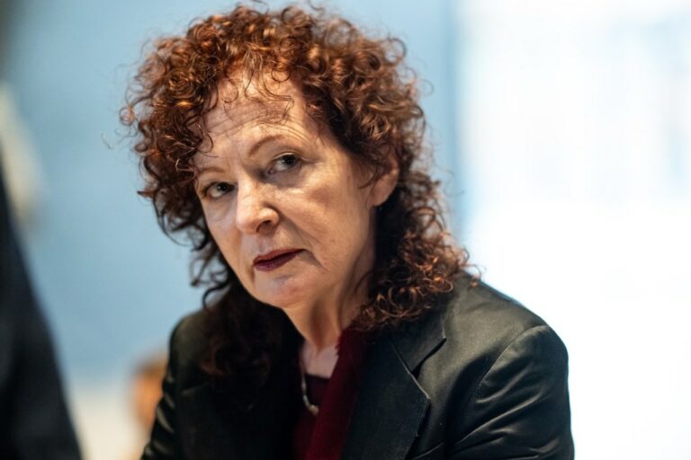 Nan Goldin ajoute un message sur Gaza et Israël à l’œuvre d’art de Berlin