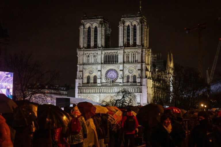 Notre-Dame de Paris renaît tel un phénix de ses cendres