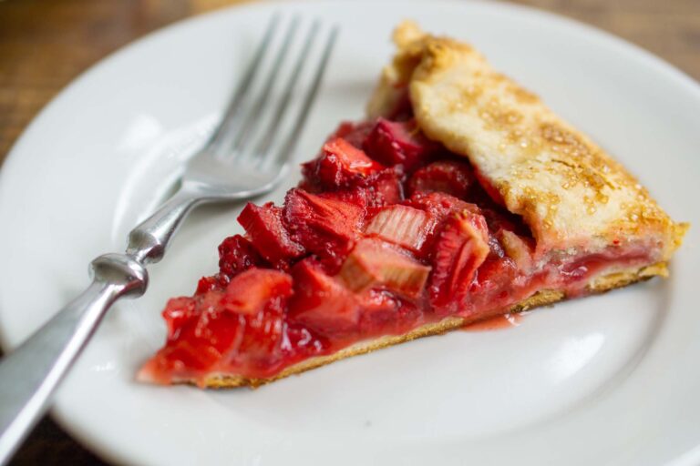 Tarte aux fraises et à la rhubarbe