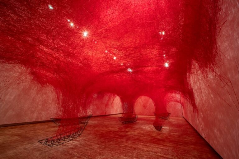 Chiharu Shiota fait vibrer le Grand Palais à Paris