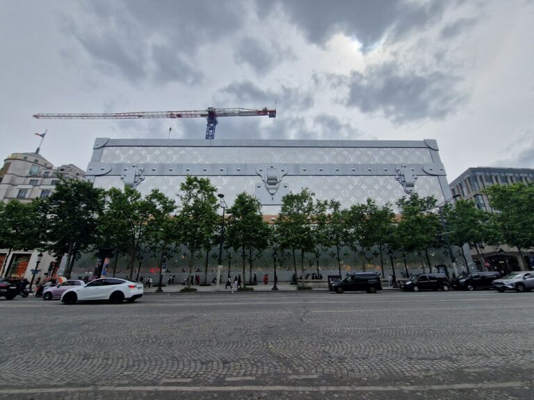 Paris : Justice saisie sur la malle géante Vuitton !