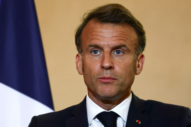 Artiste jugé pour tableau choquant de Macron décapité