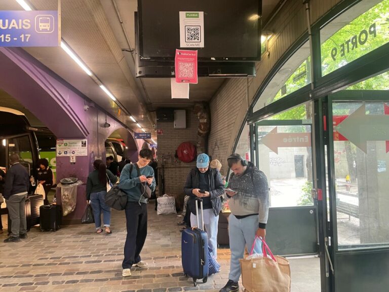 Gare de Bercy: Voyageurs démunis préfèrent l'extérieur