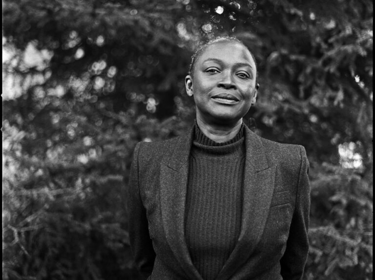Koyo Kouoh, Curatrice de la Biennale 2026, Décède à 57 Ans