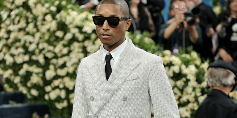 La Veste de Pharrell: 15,000 Perles Éblouissantes!