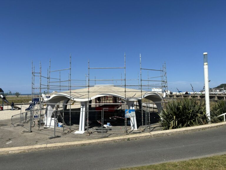 Mystère au kiosque de la plage : découvrez les travaux !