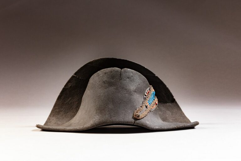 Objets de Napoléon aux enchères: chapeau, lit, bas!