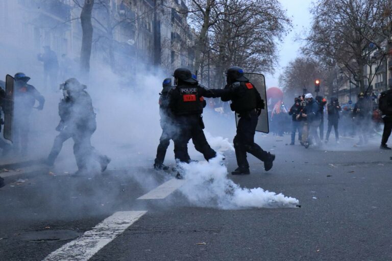 Paris : élus PS agressés par des black blocs