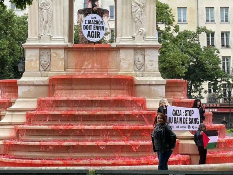 Paris : la fontaine des Innocents rouge sang, pourquoi ?